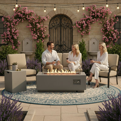 Table de foyer d'extérieur au propane H 13 po x 42 po de couleur béton avec pare-vent en verre, couvercle et couvercle de réservoir de gaz supplémentaire caché comme table d'appoint 50 000 BTU