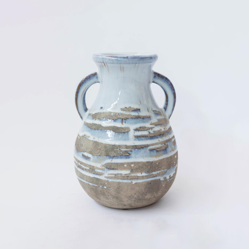 Céramique avec poignées bleues et vase rustique à rayures grises et brunes