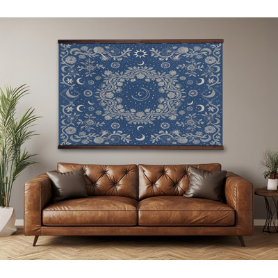 Très grande tapisserie murale tapissier céleste - motif lune et étoiles sur fond bleu foncé avec cintre en bois