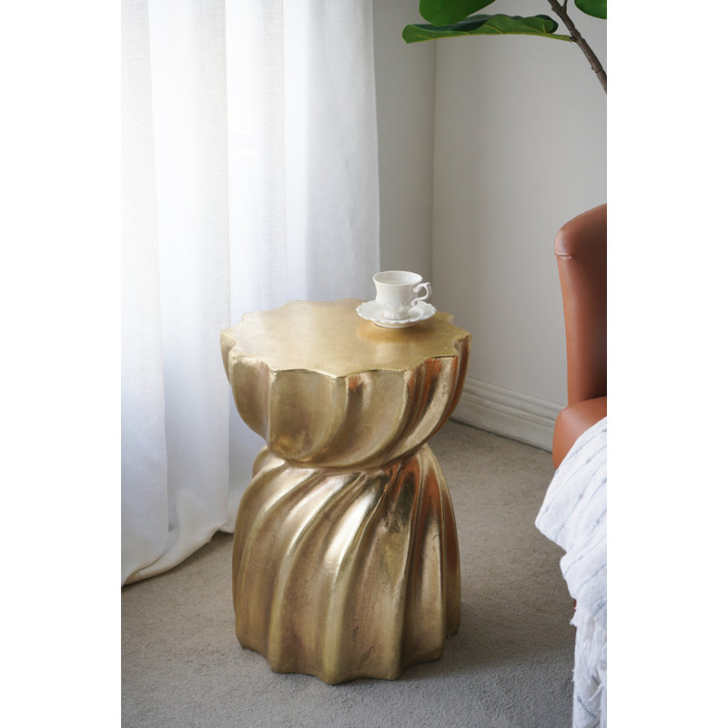 Tabouret d'appoint doré en magnésium avec motif sculptural tourbillonnant