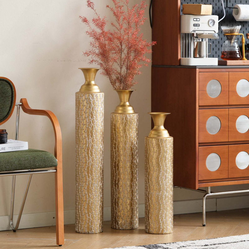 Ensemble de 3 vases centraux décoratifs en métal à motif patiné (H 34 po / 29 po / 25 po)