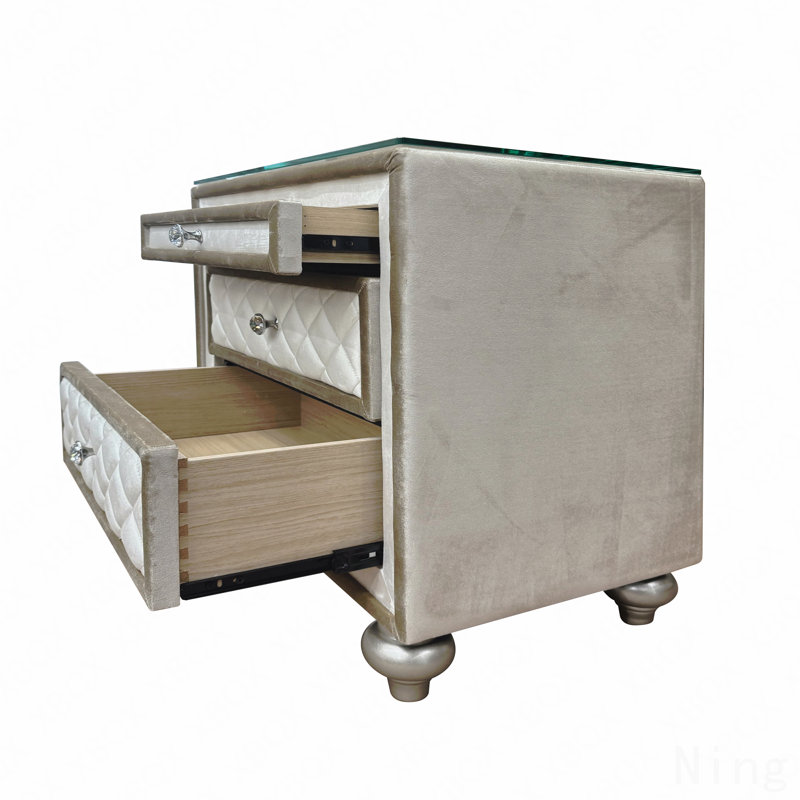 Table de chevet beige en velours