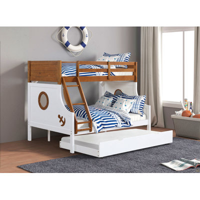 Lit simple superposé au dessus d'un lit double avec rails en échelle attachés