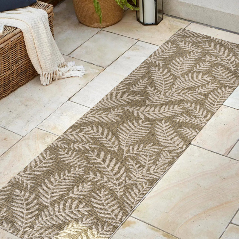 Tapis intérieur / extérieur brun / beige Mease Nevis Palm Frond, Tapis de couloir 2 pi 2 po x 8 pi