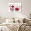 Tableau sur toile représentant des fleurs et des baies rouges avec des feuilles vertes-259087990
