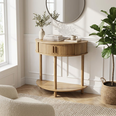 Console demi-lune avec détail rainuré et deux tablettes de rangement, canapé moderne