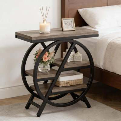 Table d'appoint industrielle à plusieurs niveaux avec tablettes décalées, rangement spacieux, pieds de protection du sol et assemblage facile pour les petits espaces.
