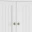 Armoire de toilette blanche minimaliste, combinant le rangement de la salle de bain avec un look épuré et sophistiqué.