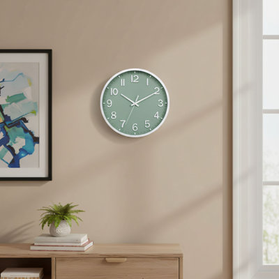Une horloge murale de style moderne vert et blanc de 8 pouces, alimentée par batterie, silencieuse et non dérangée, convenant à diverses occasions, combinant décoration et horloge.