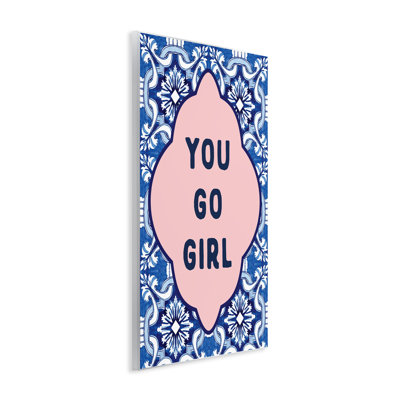 «You Go Girl» sur plaque murale à motif bleu, design par lettré et doublé