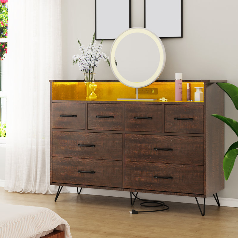 Commode 8 tiroirs GarveeHome, commode moderne pour chambre à coucher avec lumières à DEL et station de charge, commode en bois avec espace ouvert, rangement pour le vestibule, salon, brun foncé