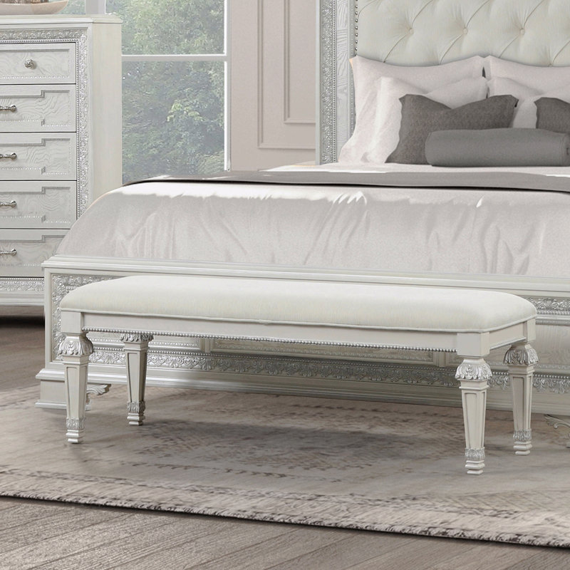 Le banc traditionnel orné de boutons ronds touffetés à boutons de diamants ajoute un look classique