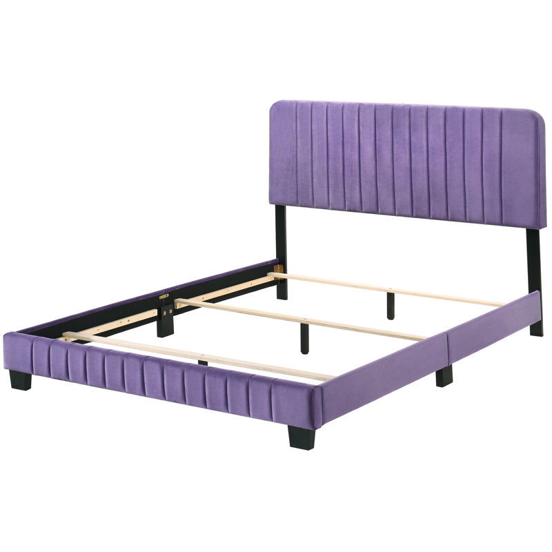Le lit double en velours mauve crée une chambre à coucher confortable et élégante