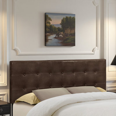 Grand lit tapissier Coranado d'aspect cuir brun, H 47,31 po x l 62,89 po x P 2,71 po