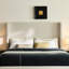 Grand lit avec revêtement blanc crème Boucle et tête de lit de 54 po, structure en métal, sans sommier, installation simple pour la chambre à coucher, design élégant et haut, ressort requis, installation rapide