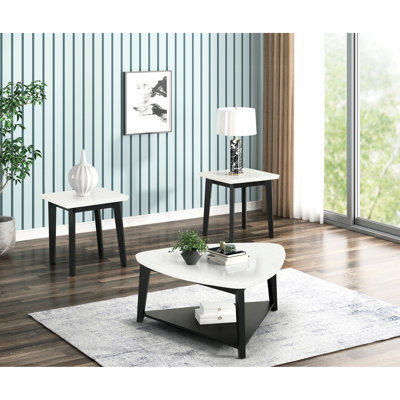 Ensemble de 3 tables au style contemporain distinctif : 1 table basse triangulaire et 2 tables d'appoint carrées avec dessus en marbre noir et blanc. Rangement ouvert assorti.