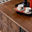 Table basse en bois massif au design rétro français
