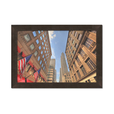 Drapeaux de New York par Kelly Wade. Impression sur papier - Montée et encadrée avec de l'acrylique transparent
