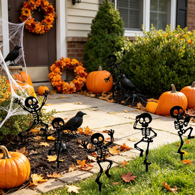 Ensemble de 6 squelettes dansants en métal pour l'Halloween, à planter dans le jardin ou sur une terrasse. Décor de jardin avec squelette noir.