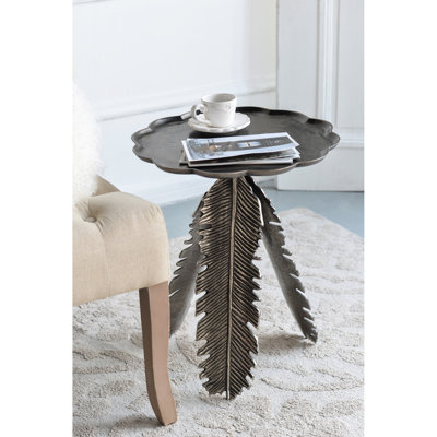 Table d'appoint en aluminium à feuilles, au charme argenté antique et au toucher délicat.