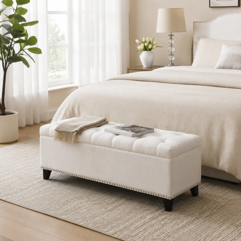 Banc de rangement crème capitonné, repose-pieds clouté avec pieds noirs