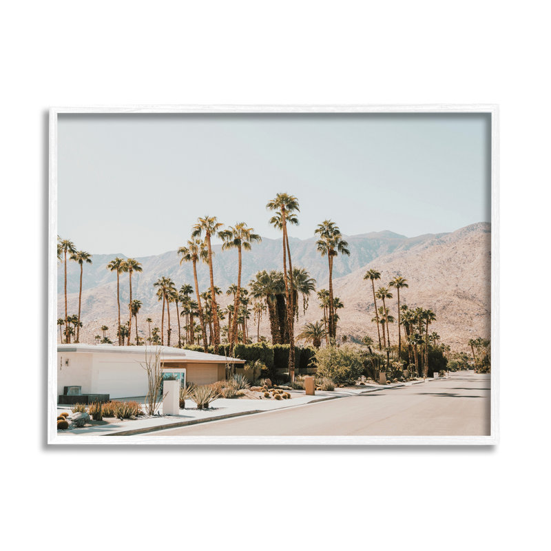 «Summer Villa Town Palm Trees» par Krista Broadway - photographie à cadre flottant sur bois, L 20 po x H 16 po x P 1,5 po