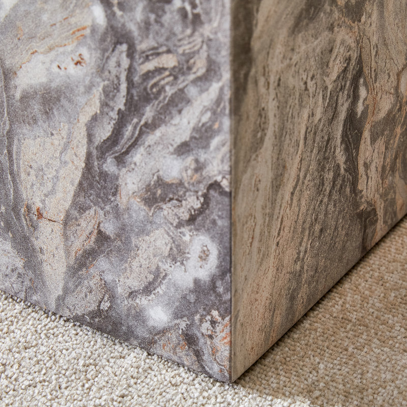 Rehaussez votre espace de vie avec cette table basse moderne en bois aggloméré, qui présente des motifs texturés gris. Il se caractérise par un design élégant.