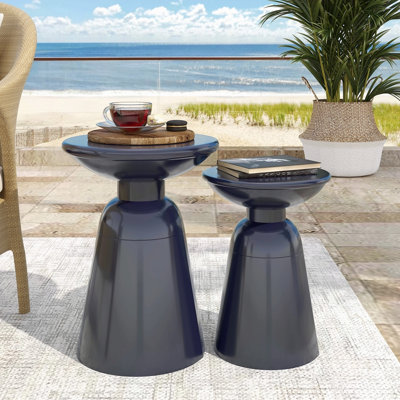 Charmante table d'appoint en métal au design moderne et durable