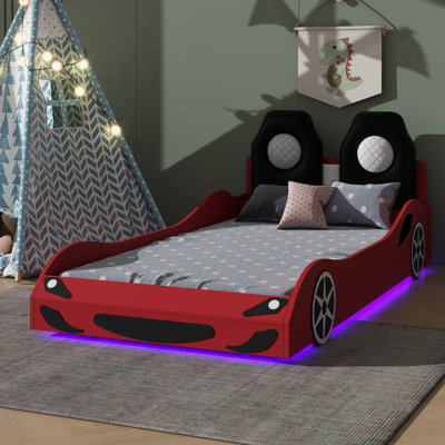 Lit plateforme simple en bois conçu dans le style d'une voiture de course avec lumières DEL intégrées