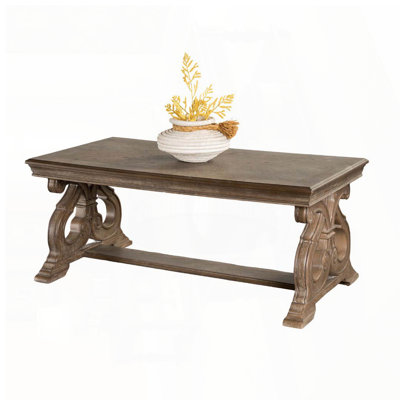 Table basse traditionnelle avec pieds à volutes sculptés et finition chêne vieilli