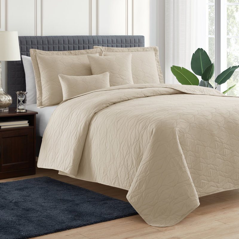 Ellipse Wave Premium Microfiber Reversible Quilt Set, Cream, Queen Quilt + 4 Pillow Shams