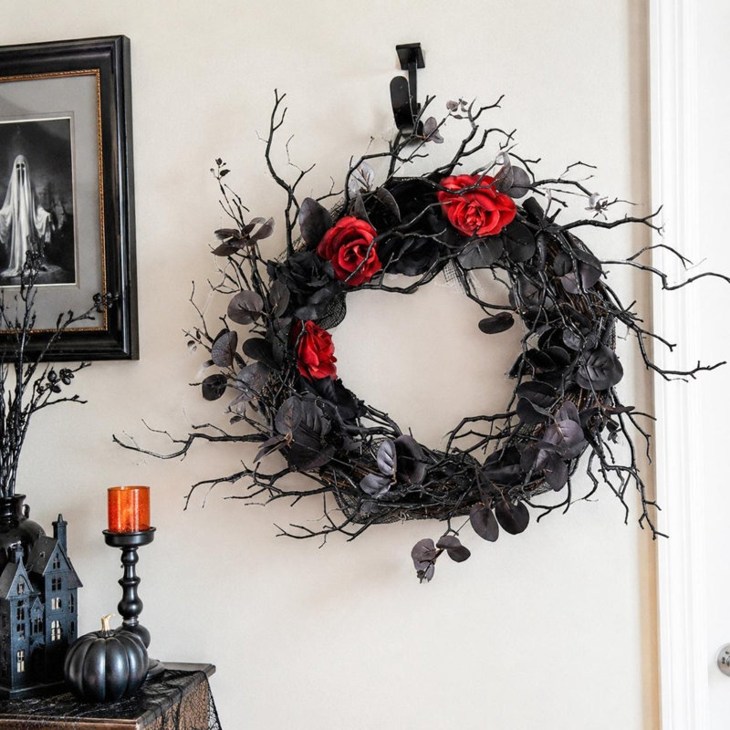 Couronne de brindille noire de 17,7 pouces avec des roses rouges et noires, décoration de couronne de porte d'entrée gothique d'Halloween