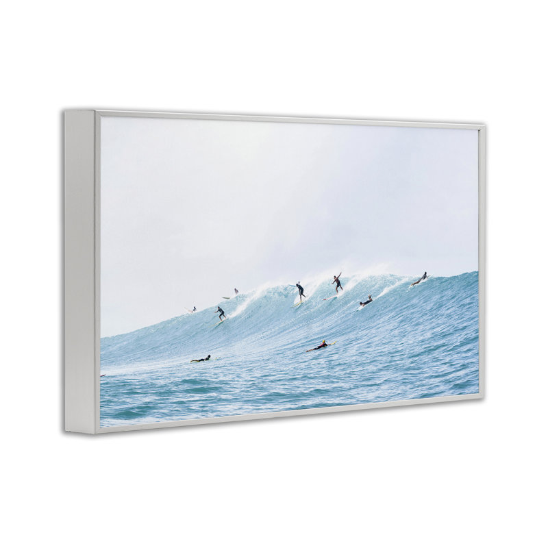 Blue Wave Surfers, estampe numérique par Sissi et Seb, Estampe numérique encadrée blanc bord de mer, H 20 po x l 30 po