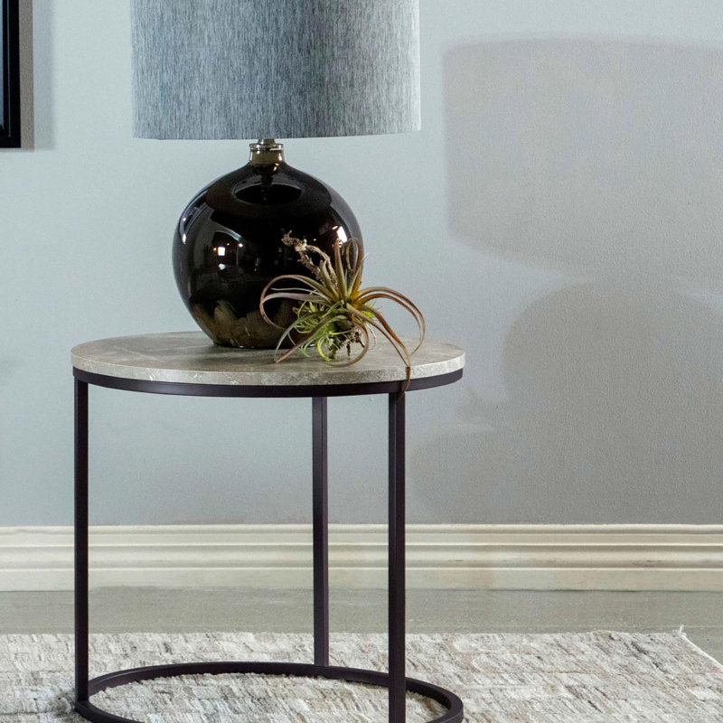 Élégante table de bout en faux marbre et bronze industriel pour un salon élégant et moderne