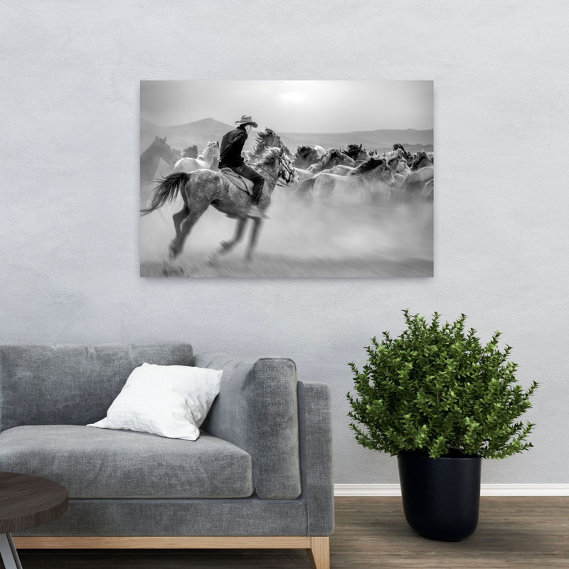 Affiche murale contemporaine représentant des cowboys et des chevaux sauvages, inspirée de l'architecture équestre.