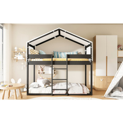 Lit simple superposé au-dessus de bois avec tente, construction, maisonnette inspirée de la chambre à coucher, aire de jeu et ensemble de couchage