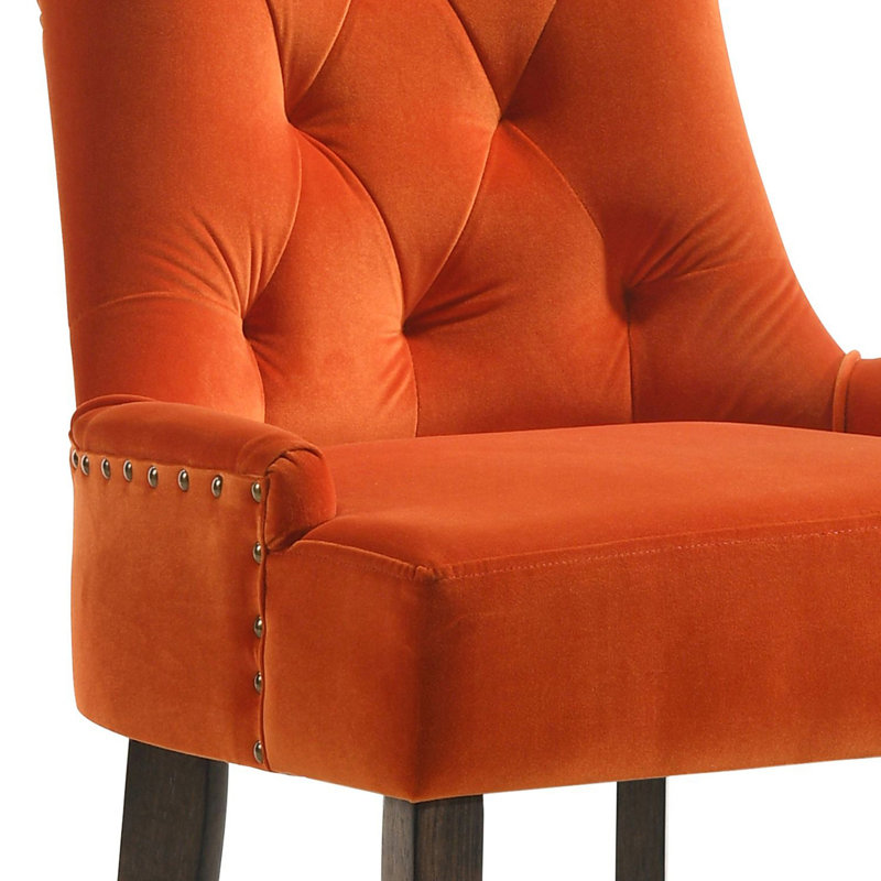Ensemble de 2 chaises d'appoint élégantes à dossier capitonné, rembourrées de velours moelleux pour le confort et le style de la salle à manger et du salon.