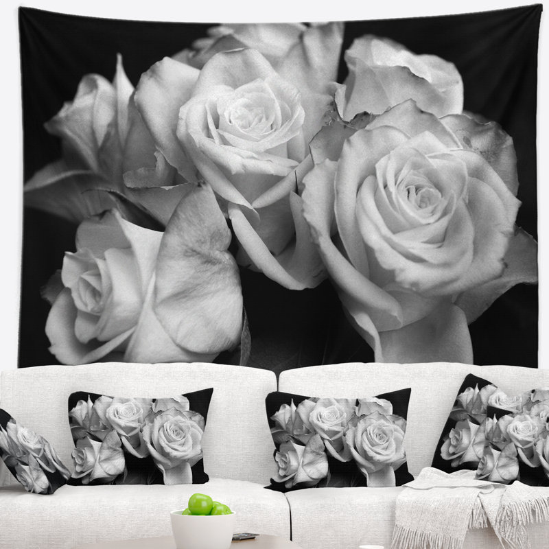Tapisserie noir et blanc floral bouquet of roses, H 68 po x l 80 po