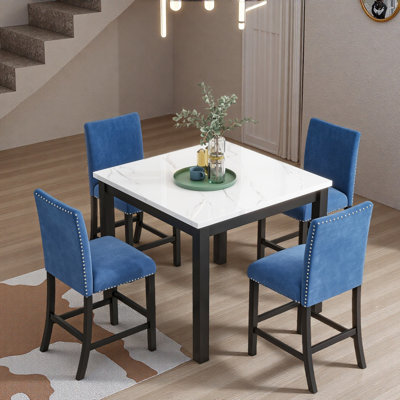 Ensemble de table de salle à manger 5 pièces à hauteur de comptoir avec une table de salle à manger en faux marbre et quatre chaises rembourrées en velours