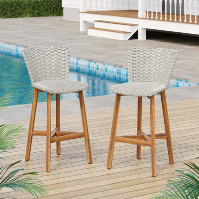 Ensemble de 2 tabourets de bar d'extérieur Lymington avec bois de teck et osier gris clair