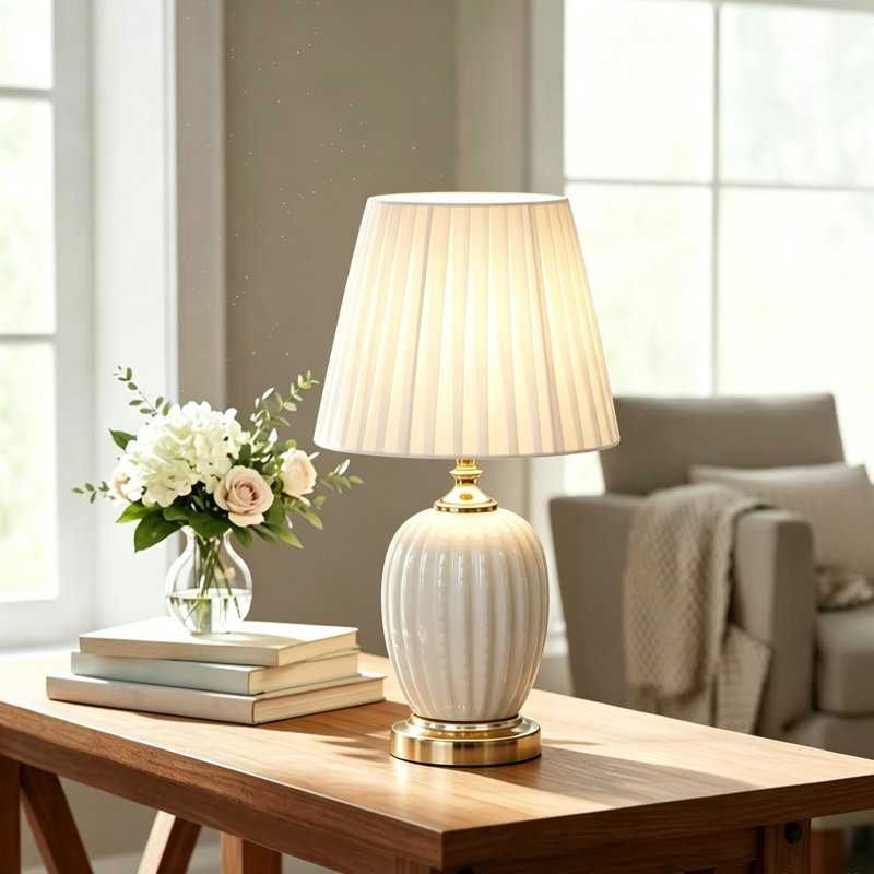 Lampe de table en céramique blanche à glaçure craquelée de 55 cm (21,7 po) avec abat-jour plissé en tissu et fini laiton.