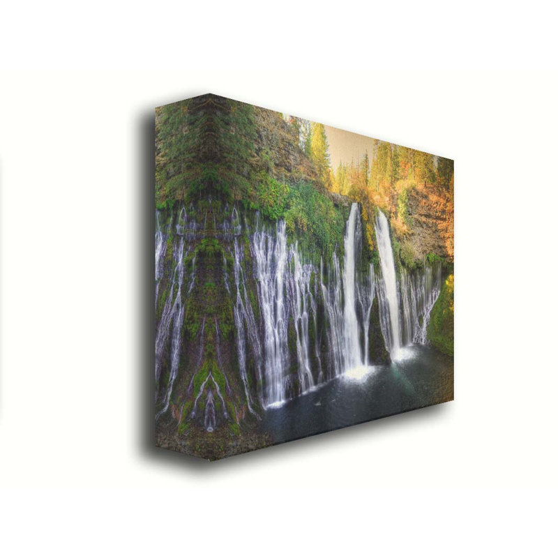 Burney Falls par Kelly Wade. Estampe numérique, H 30 po x l 45 po, Toile tendue, Ne s’applique pas