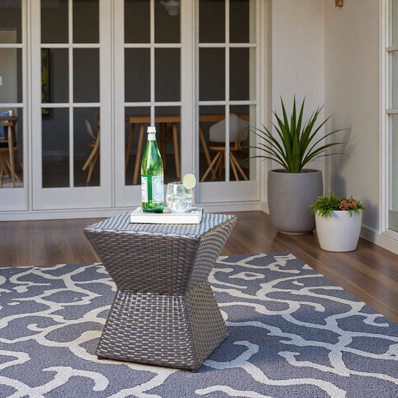 18" H Outdoor Wicker End Table