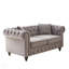 Canapé Chesterfield moderne avec revêtement en velours, capitonnage et accoudoirs cloutés pour un salon élégant