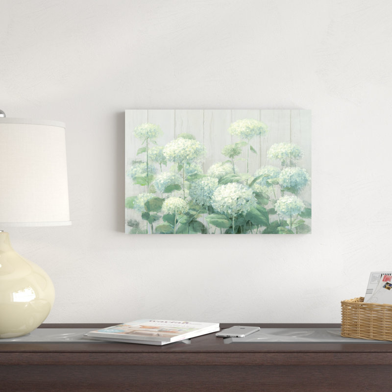 Hortensia blanc sur fond de sauge, H 12 po x l 18 po