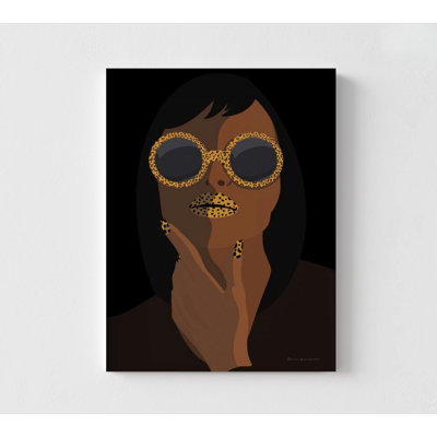 «Accessorize II» par Omar Escalante, reproduction de verres à imprimé animalier, décor de studio d'artiste, affiche de mode