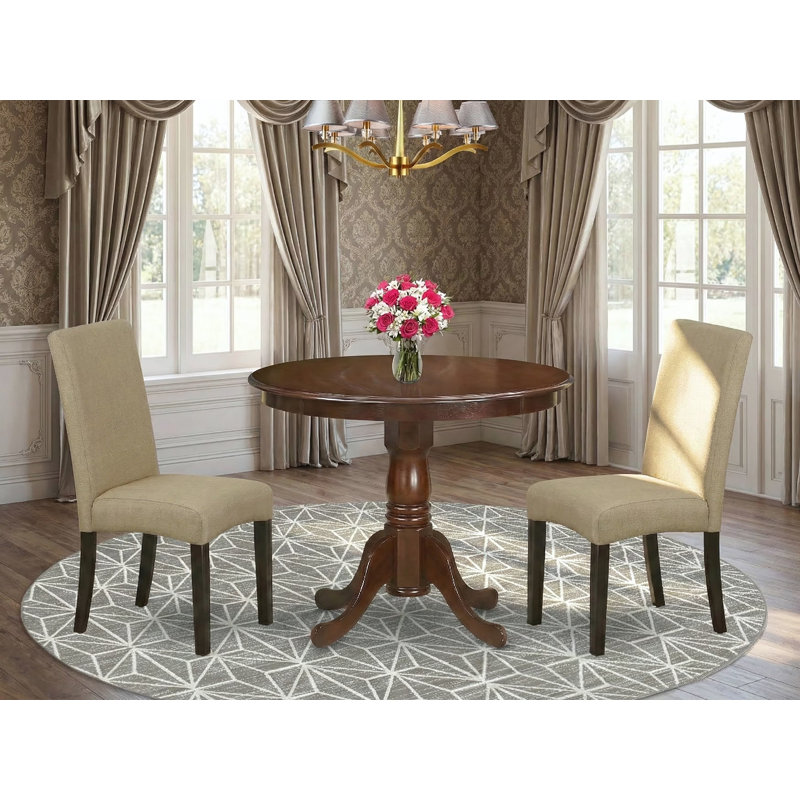 L'ensemble de table de salle à manger 3 pièces comprend une table de cuisine ronde avec piédestal et 2 chaises de salle à manger Parsons en tissu brun, 36 x 36 pouces, cappuccino
