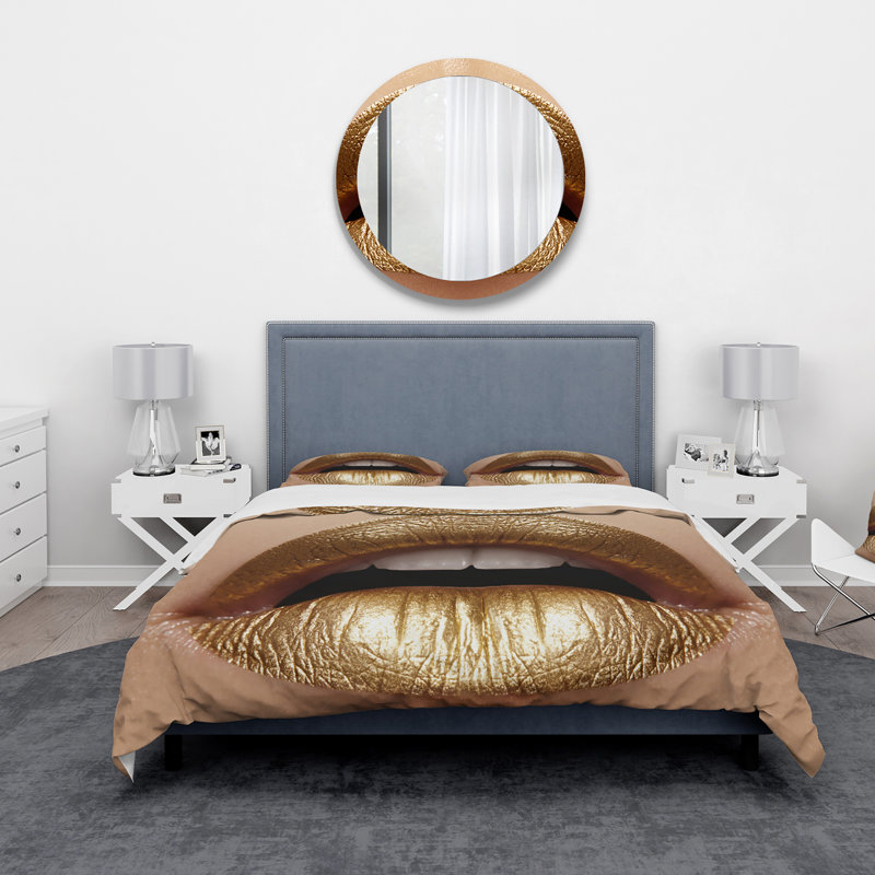 Gros plan sur des lèvres dodues féminines avec un rouge à lèvres doré - ensemble de housse de couette moderne - polyester en microfibre