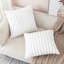 Ensemble de 2 housses de coussin 18 x 18 pouces en fausse fourrure-121928865