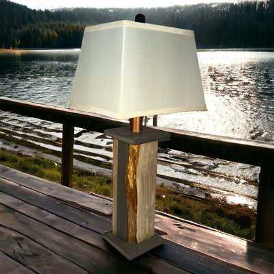 Lampe de table en bois alimentée par batterie. Noyau de bois texturé en poly avec panneaux en bois